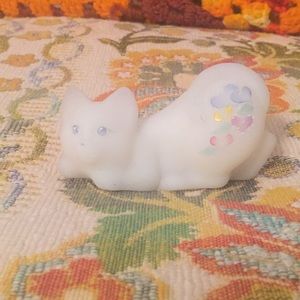 FENTON WHITE CAT W/ BLUE PAINTED HEARTS SIGNED